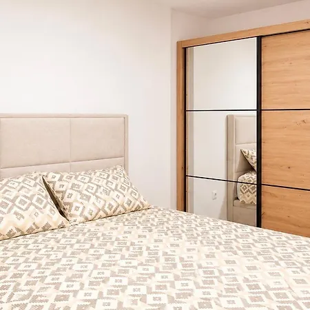 Teslic City Apartment شقة *