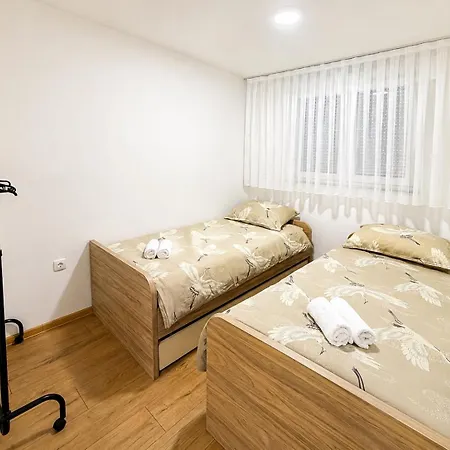 Teslic City Apartment شقة *