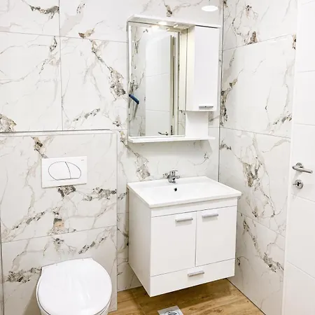 Teslic City Apartment شقة *